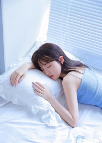 深夜寂寞的女人  性感丰满美女床上自拍照第6张