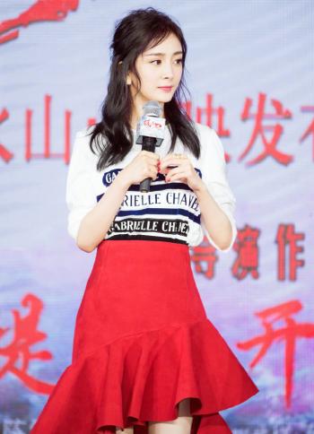杨幂最新杂志写真图片：清纯又性感第0张