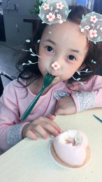深夜寂寞的女人  性感丰满美女床上自拍照第3张