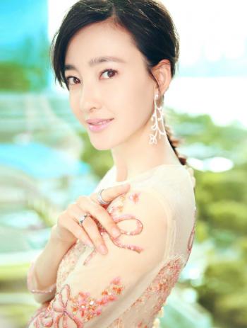 王丽坤性感干练活动写真图片第3张
