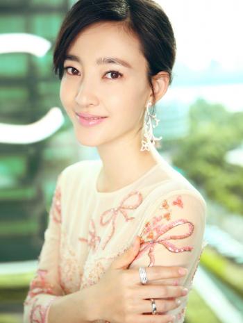王丽坤性感干练活动写真图片第4张
