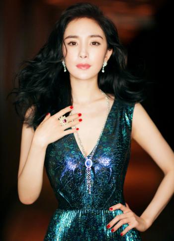 杨幂香肩冷艳动人封面写真第2张