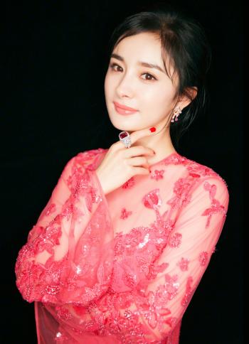 杨幂香肩冷艳动人封面写真第5张