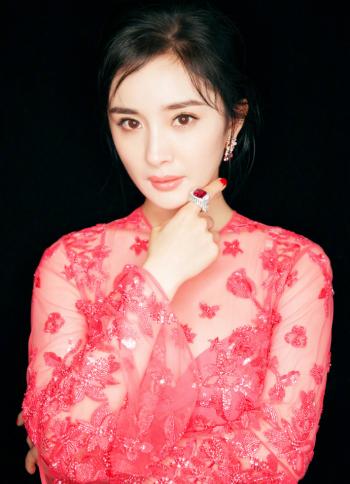 杨幂香肩冷艳动人封面写真第6张