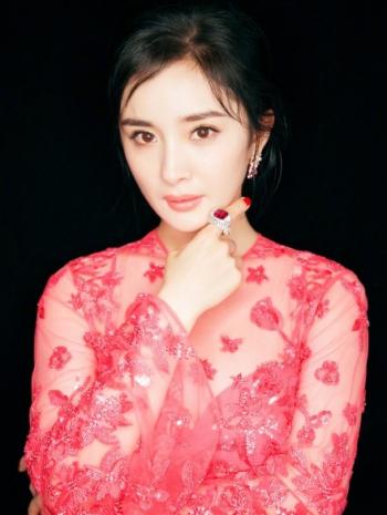杨幂香肩冷艳动人封面写真第3张