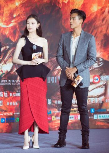 性感女星倪妮礼服行走在戛纳明艳动人第2张