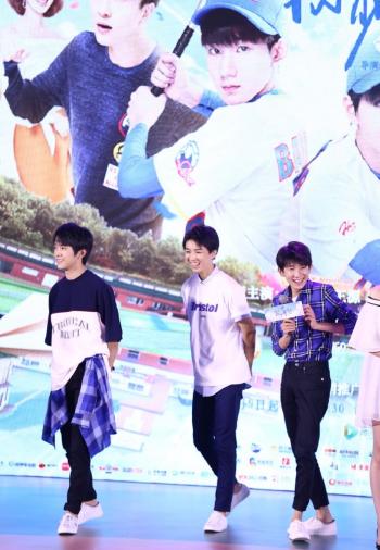 TFBOYS 三人帅气黑色礼服现身 TFBOYS图片第2张