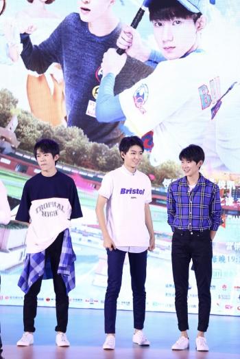 TFBOYS 三人帅气黑色礼服现身 TFBOYS图片第4张