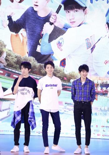 TFBOYS 三人帅气黑色礼服现身 TFBOYS图片第5张