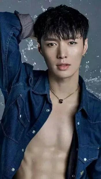 张艺兴帅酷写真图片下载 张艺兴裸照马甲线第2张