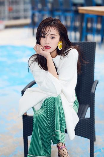 演员马可潮流街拍 白衬衫彰显个性时尚第2张