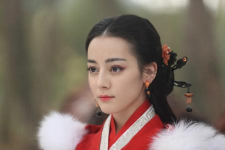 新疆乌鲁木齐美女演员迪丽热巴性感迷人写真桌面壁纸第0张