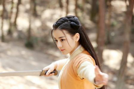 新疆乌鲁木齐美女演员迪丽热巴最新杂志写真图片第0张