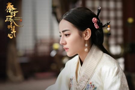 新疆乌鲁木齐美女演员迪丽热巴最新杂志写真图片第2张