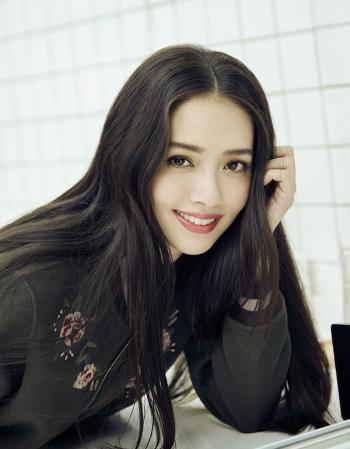 郭碧婷麻花辫紫色毛衣性感街拍写真第2张
