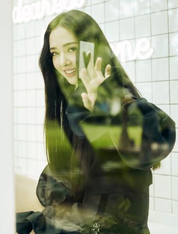 郭碧婷麻花辫紫色毛衣性感街拍写真第5张