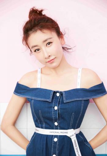性感女星毛俊杰西装冷艳造型性感写真第6张