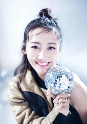 高清中国内地安徽芜湖女演员李纯时尚写真桌面壁纸下载第2张