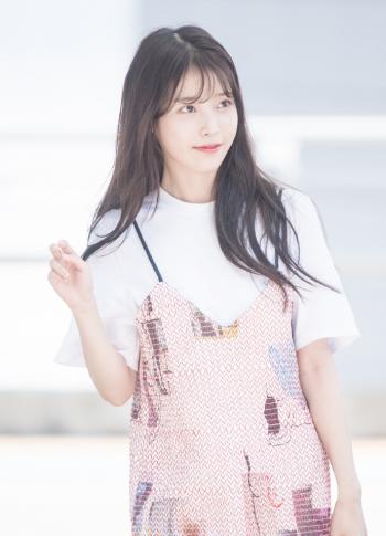 高清韩国首尔女歌手演员清纯可爱IU李智恩写真电脑桌面壁纸下载第0张