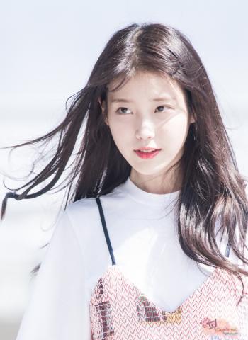 高清韩国首尔女歌手演员清纯可爱IU李智恩写真电脑桌面壁纸下载第1张