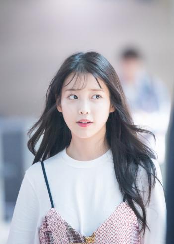 高清韩国首尔女歌手演员清纯可爱IU李智恩写真电脑桌面壁纸下载第3张