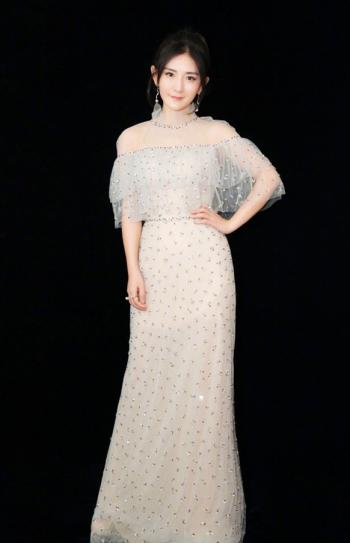 谢娜模仿小彩旗 一秒钟变粉嫩仙女范 谢娜图片第0张
