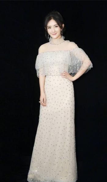 谢娜模仿小彩旗 一秒钟变粉嫩仙女范 谢娜图片第3张