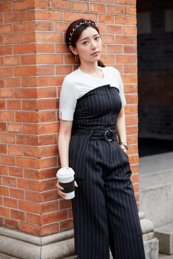 中国台湾流行乐女歌手、影视演员、平面模特郭雪芙玩性感居家写真露香肩锁骨图片第1张
