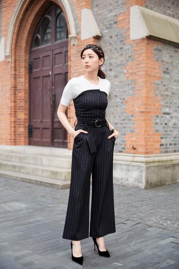 中国台湾流行乐女歌手、影视演员、平面模特郭雪芙玩性感居家写真露香肩锁骨图片第2张