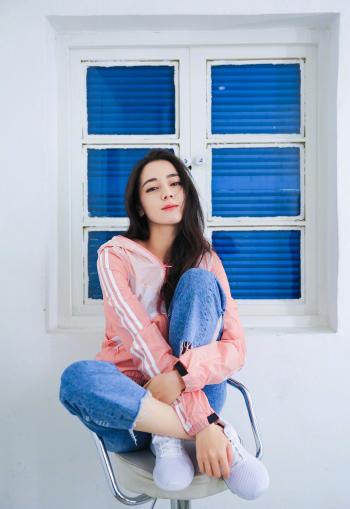 新疆乌鲁木齐美女演员迪丽热巴性感迷人写真桌面壁纸第0张