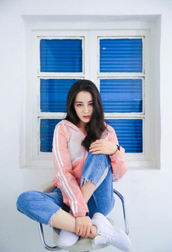 新疆乌鲁木齐美女演员迪丽热巴性感迷人写真桌面壁纸第3张