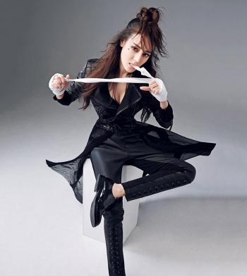 新疆乌鲁木齐美女演员迪丽热巴最新杂志写真图片第1张