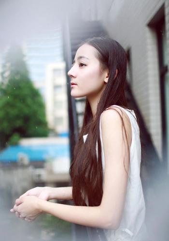 新疆乌鲁木齐美女演员迪丽热巴最新杂志写真图片第2张