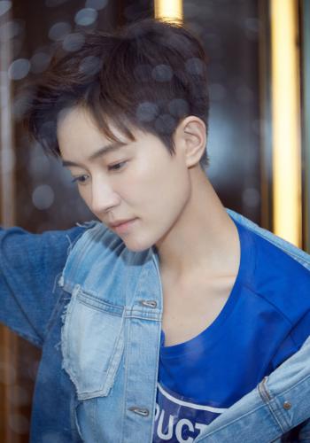 高清安徽省马鞍山女明星焦俊艳美艳红唇性感迷人写真图片第2张
