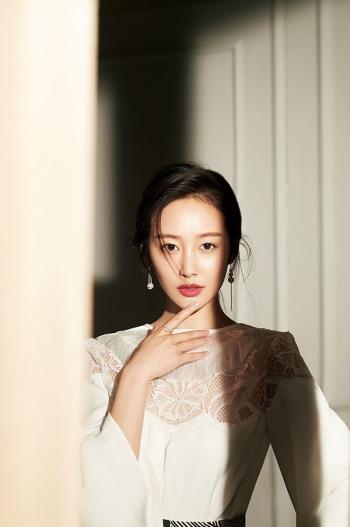 高清中国内地安徽芜湖女演员李纯时尚写真桌面壁纸下载第3张