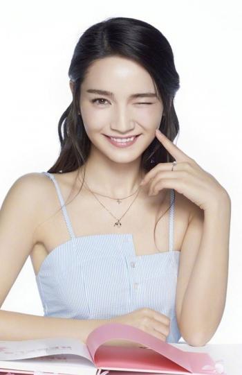 中国内地影视新疆乌鲁木齐女演员代斯开叉礼服性感写真图片第2张
