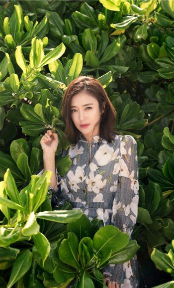 秦岚异国风情写真图片 性感红唇成熟妩媚第3张
