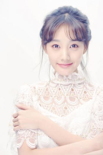 高清中国内地山东济南女演员李一桐Q清纯小公主白裙明星美女写真图片第2张