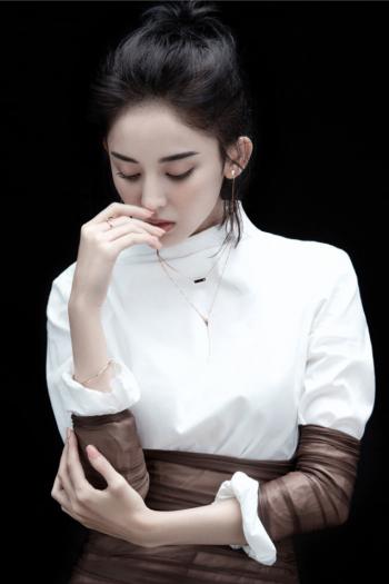 中国内地新疆乌鲁木齐市影视女演员古力娜扎梦幻性感高清桌面壁纸第0张