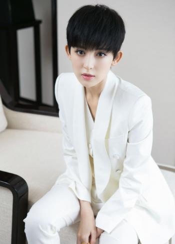 中国内地新疆乌鲁木齐市影视女演员古力娜扎甜美写真桌面壁纸第2张