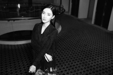 王丽坤优雅短裙性感图片桌面壁纸第4张