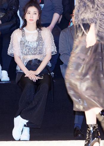 秦岚异国风情写真图片 性感红唇成熟妩媚第5张