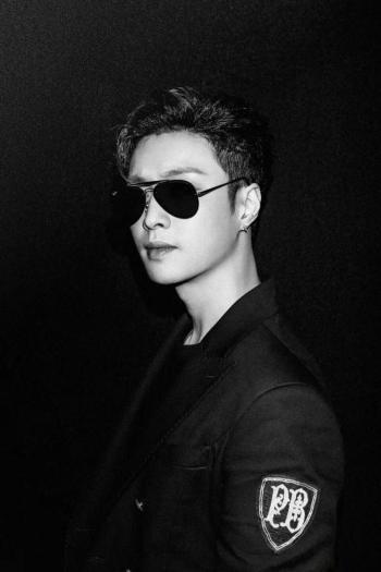 张艺兴条纹衬衫时尚帅气活动图片第2张