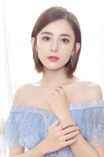 中国内地新疆乌鲁木齐市影视女演员古力娜扎清新丸子头手机壁纸第3张