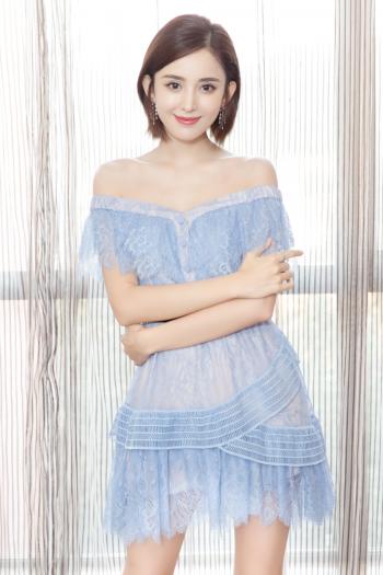 中国内地新疆乌鲁木齐市影视女演员古力娜扎清新丸子头手机壁纸第0张