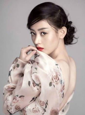 高清哈尔滨新生代女演员张天爱最新时尚杂志封面写真图片第0张