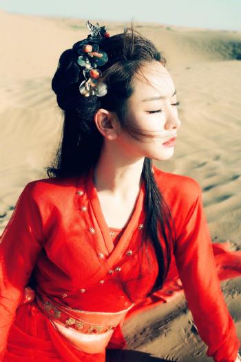 戚薇小露香肩时尚潮流街拍写真图片  戚薇图片第0张