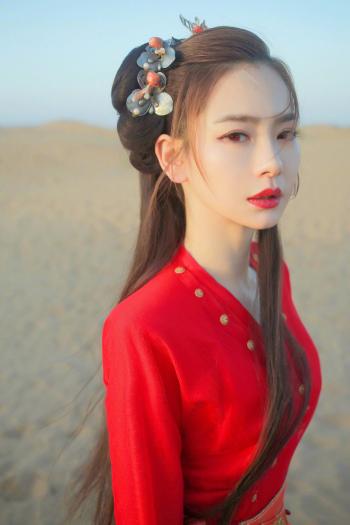 戚薇小露香肩时尚潮流街拍写真图片  戚薇图片第2张