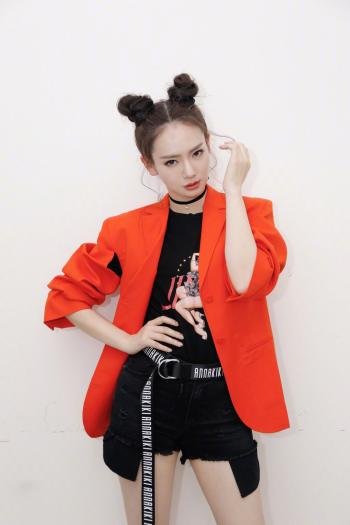 戚薇小露香肩时尚潮流街拍写真图片  戚薇图片第0张