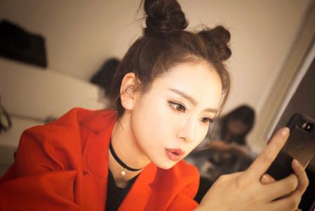 戚薇小露香肩时尚潮流街拍写真图片  戚薇图片第3张